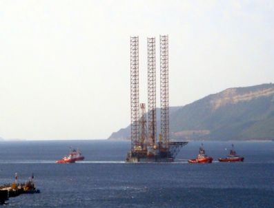 Çanakkale Boğazı`ndan Dev Platform Geçti