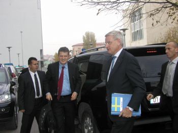 ENVER HOCA - İsveç Dışişleri Bakanı Carl Bildt Kosova`da