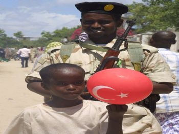 Yıkık Mogadişo’da Ay Yıldızlı Somali Çocuk