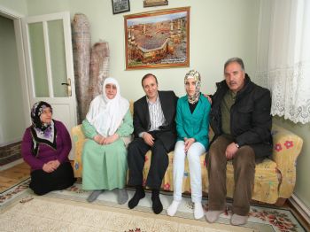 DADAŞKENT - Büyükşehir Belediye Başkanı Ahmet Küçükler, Şehit Ailelerini Ziyaret Etti