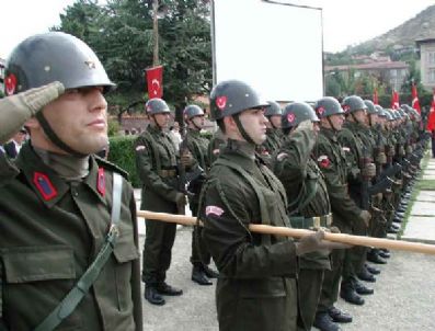 FERİT MELEN - Deprem bölgesinde ailesi olan Mehmetçiklere izin