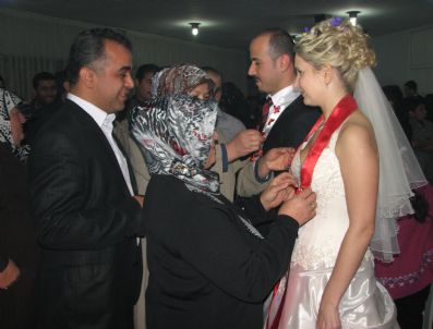 AHMET ÖZTÜRK - Rus Gelin İle Türk Damat İki Bayramda Çifte Düğün Yaptı
