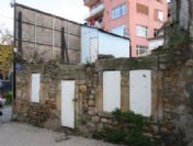 Tarihi Binayı Buzdolabı Kapakları İle Koruyorlar