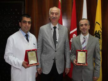 Dü Tıp Fakültesi Başarılı Doktorları Plaketle Ödüllendirildi