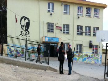 ABDURRAHIM ŞENOCAK - İzmir'in Göbeğindeki Okulun Yolu Toprak