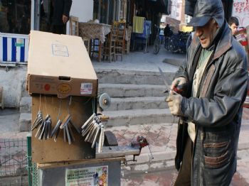 45 Yıldır Hurda Demirden El Yapımı Bıçak Üretiyor