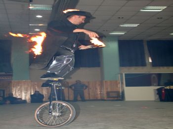 UÇAN SÜPÜRGE - Çocuklar Sirk Gösterilerinde Eğlendi