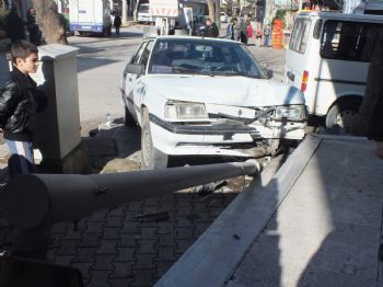 Elektrik Direğine Çarparak Durabildi