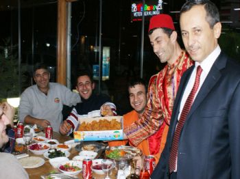 İzmir Esnafına Kayısı İkram Edildi