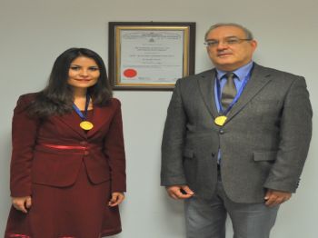 WIRELESS - İzmir Üniversitesi Rektörü Erciyeş’e Uluslararası Ödül