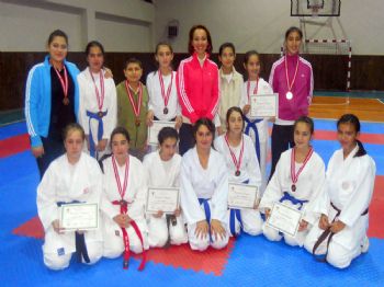 Kepezli Karateciler Madalyaları Topladı