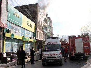 KAMIL AKAN - Koltuk İmalathanesinde Çıkan Yangında İki Kişi Yaralandı