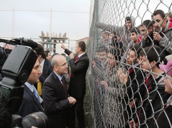 Mardin'de Kupa Dağıtan Bakan Şimşek, Yasa Sorusuna Cevap Vermedi