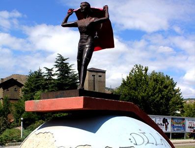 SÜREYYA AYHAN - Milli atletin heykeli kaldırıldı