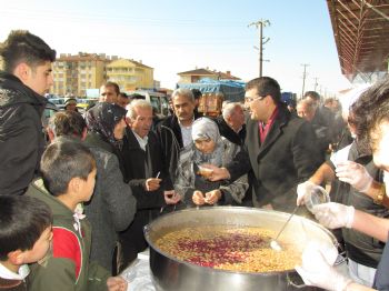 EHLIBEYT - Şereflikoçhisar Belediye Başkanı Altuğ, Vatandaşlara Aşure Dağıttı