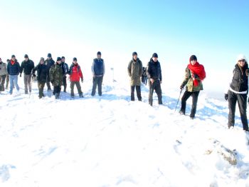 ZIYA KARACAEV - Soğuk Havaya Aldırmadan Denek Dağı'na Tırmandılar