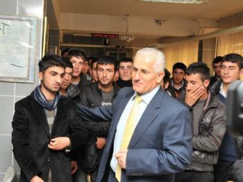 MUSTAFA NECATİ - Van'dan Gelen Öğrenciler Okullara Yerleştirildi