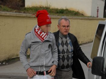 Arkadaşını Bıçakladı