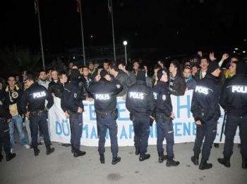 Fenerbahçe Bursa'da Çiçek ve Meşalelerle Kaşılandı