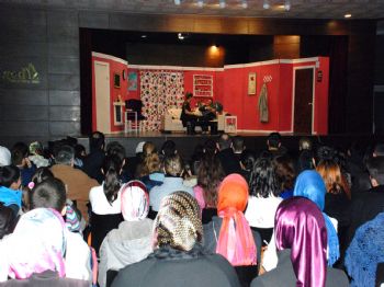 MEHMED ALI SARAOĞLU - Gediz Belediyesi'nin Düzenlediği Tiyatro Etkinliğine Büyük İlgi