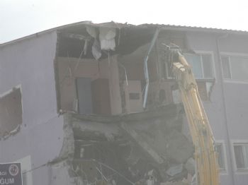 Van'da Hasarlı Binaların Yıkımı Sürüyor