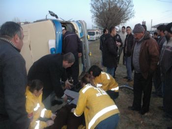 RAMAZAN DOĞAN - Fabrika İşçilerini Taşıyan Minibüs Devrildi: 5'i Ağır 8 Yaralı