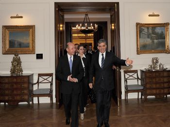 TRAIAN BASESCU - Romanya Devlet Başkanı Basescu Resmi Törenle Karşılandı