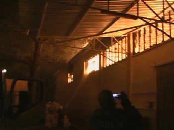 PIYADELER - Üzüm Depolarında Yangın