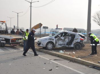 KEMAL YıLDıZ - Afyonkarahisar'da Trafik Kazası: Bir Ölü, 4 Yaralı