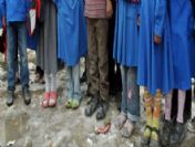 Öğrencilere ayakkabı yardımı