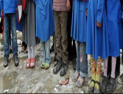 Öğrencilere ayakkabı yardımı