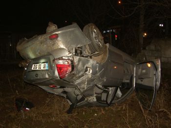 Aşırı Hız Nedeniyle Otomobil Evin Bahçesine Uçtu