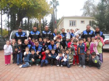 Çocuklar Ziyarete Gittikleri Polislere Aşure İkram Etti