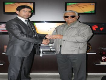 Görme Engelli Program Sunucusuna Plaket