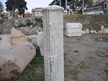 SMYRNA - Kale'deki Yıkımda Bulunan Antik Lahit Agora'ya Taşındı