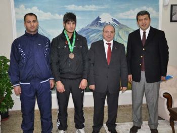 DUBLIN - Kıck Boks Dünya Üçüncüsü Vali Çiçek'i Ziyaret Etti