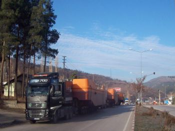 Römorkörlerin Geçişi Trafikte Aksamalara Yol Açtı