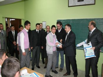 TURGAY ÜNSAL - Aziziye Belediyesi, Üniversiteye Hazırlanan Öğrencilere Hazırlık Kitabı Dağıttı