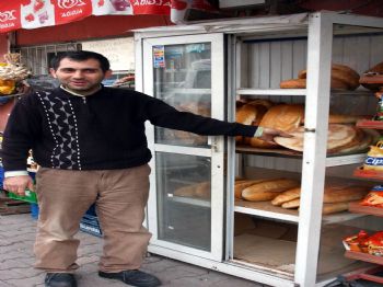 TUANA - Bakkalın Ekmek Dolabından Asma Kilidi Patlatılarak 5 Ekmek Çalındı