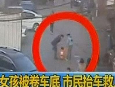 Çin'de 5 Yaşındaki Çocuk Cipin Altında  Kaldı