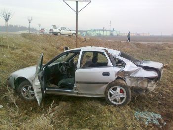 MEHMET DEMIRCI - Direksiyon Hakimiyetini Kaybeden Sürücü Tarlaya Uçtu: Bir Yaralı