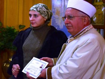Hıristiyan Ailenin Kızı Müslümanlığı Seçti