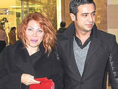 SERAY SEVER - Seray Sever, yüzük bakıyor