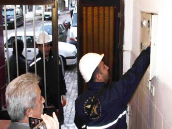 Simav'da Ağır Hasarlı Binaların Elektrikleri Kesiliyor