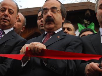 İZZETTIN SEVGILI - Vali Coş Kurdeleyi Bıçakla Kesti