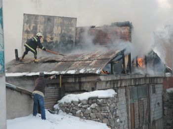 KARAKÖSE - Erzurum'da Korkutan Yangın