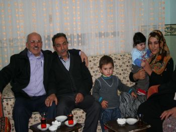 TANRı - Evinde Ağırladığı Depremzede Aileye Türkçe ve Kürtçe Şiir Yazdı