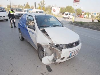 Otomobil Kamyonete Çarptı: 1 Yaralı
