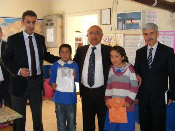 TUNCAY AKKOYUN - Piserro Köy Okullarına Yardımda Bulundu