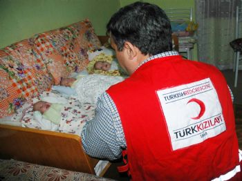 MUSTAFA AKSU - Üçüzlere Kızılay'dan Şefkat Eli